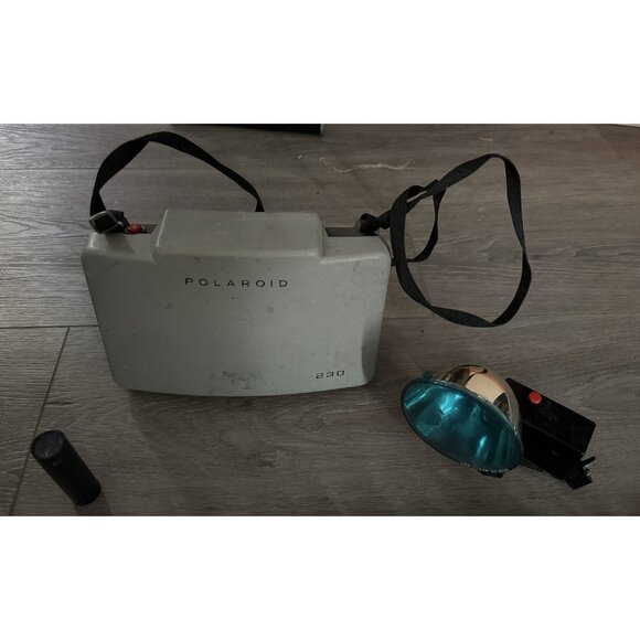 Vintage POLAROID Land Camera Automatic 230 Camera w/Strap Original Box UNTESTED - Picture 1 of 11